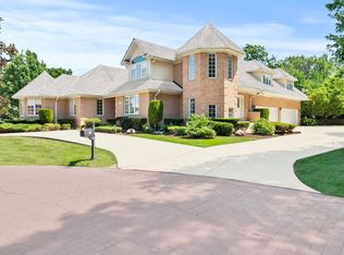 911 Red Fox Ln, Oak Brook, IL 60523