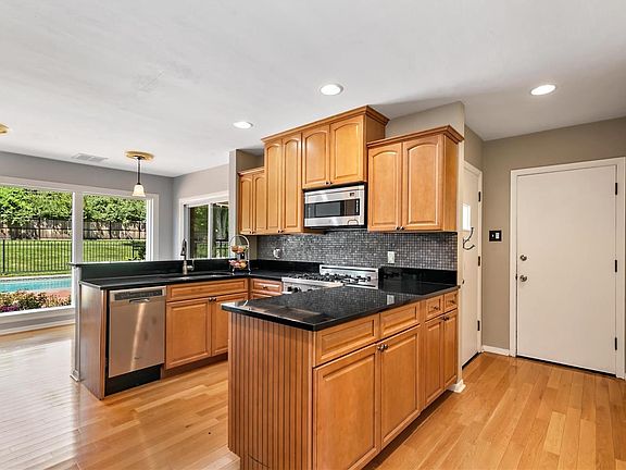 The open and bright eat-in kitchen