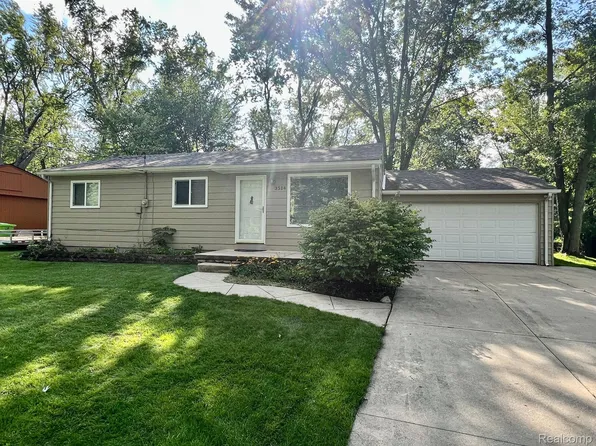 3514 Green Lake Rd, West Bloomfield, MI 48324