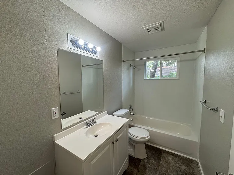 Cozy 2bd/1ba North West Apartment | On-Site Laundry | Pet Friendly | Off-Street Parking | Avail U... — Photo 17