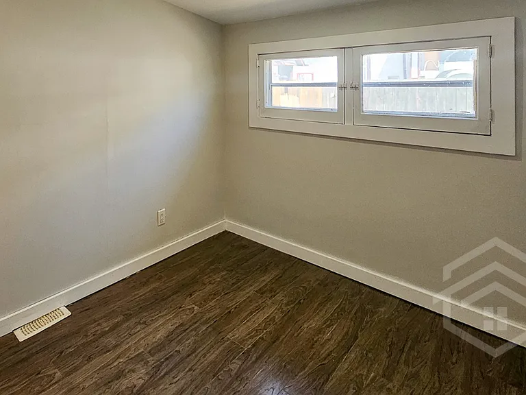 311 Talbot St W #2 — Photo 4