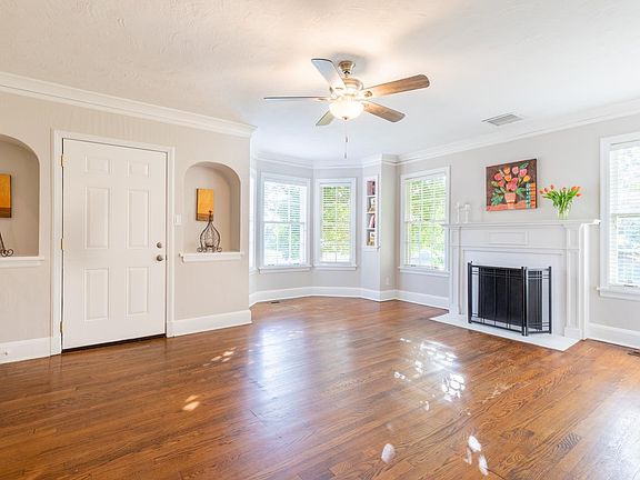 4th image of 380 Holmes Cir
