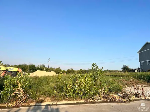 4864 High Prairie Dr, Manhattan, KS 66502