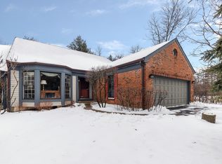 102 Warrington Dr #102, Lake Bluff, IL
