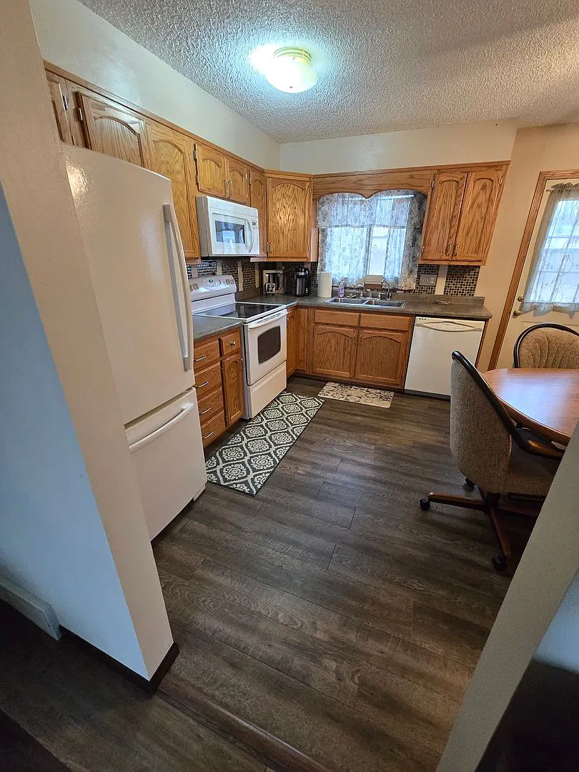 2 Bedroom, 1.5 Bathroom Partially furnished Home — Photo 3