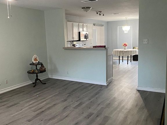 3rd image of 5743 Midcrown Dr
