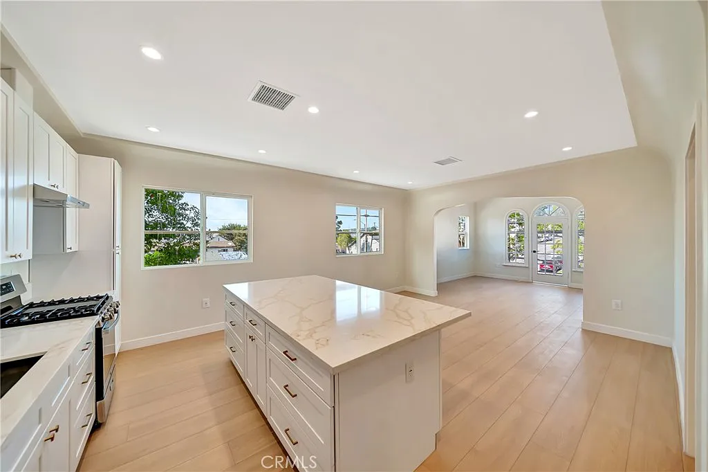3 bed, 1300 sqft, $2,999 — Photo 4