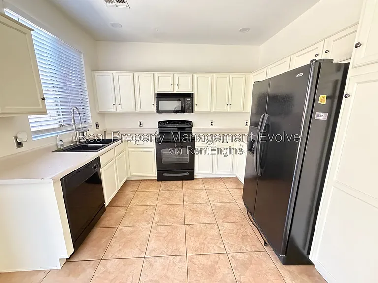 2060 N 30th St — Photo 11