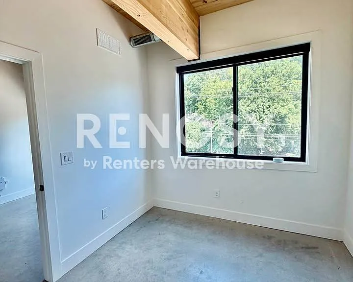 2701 Ingersoll Ave #204 — Photo 10