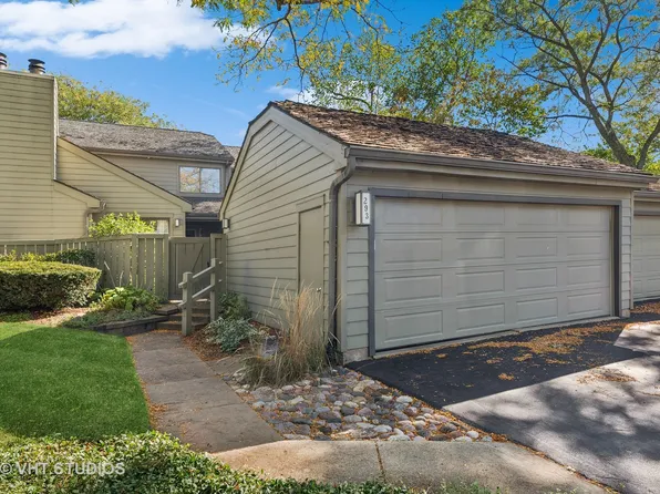 293 Oak Hill Rd, Lake Barrington, IL 60010