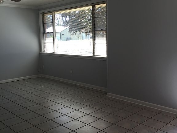3rd image of 210 W Andrus Ave