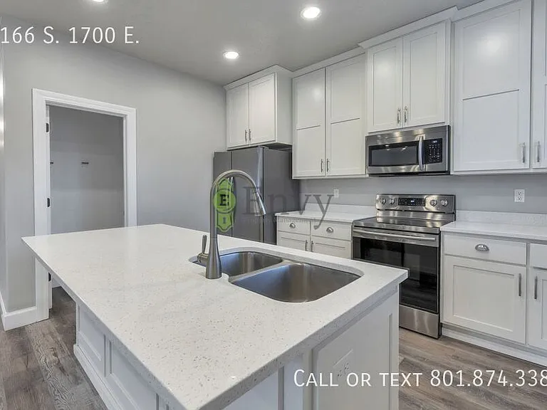 7166 S 1700 E — Photo 2