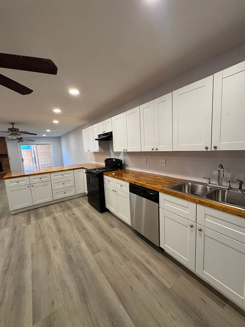 Spacious 4 Bedroom, 2 Bathroom Over 1700 Sqft. Duplex In Westridge! Remodeled — Photo 4