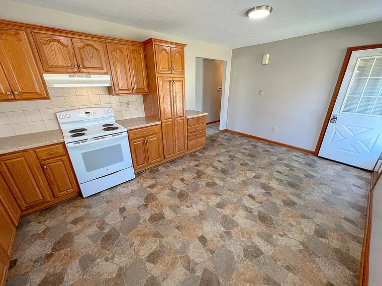 681 Maple Ave — Photo 27