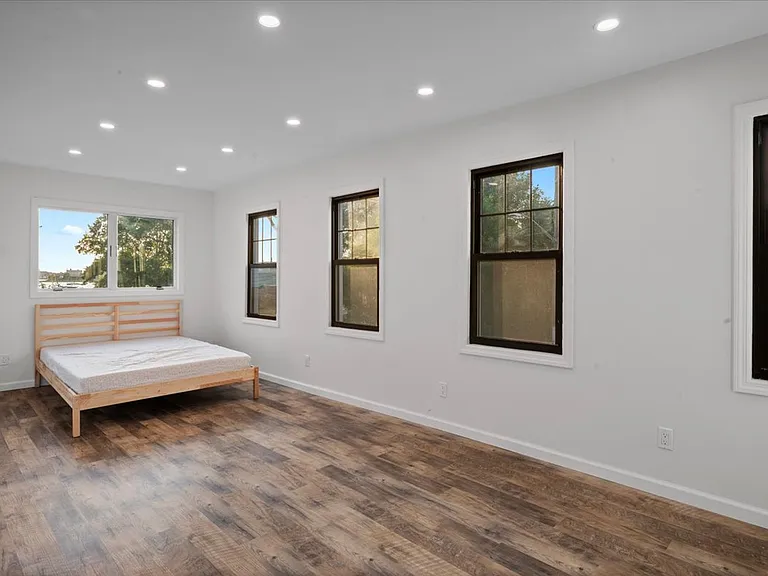 90 Ditmars St — Photo 13