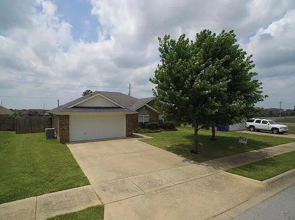 3 bed, 1584 sqft, $1,900 — Photo 1