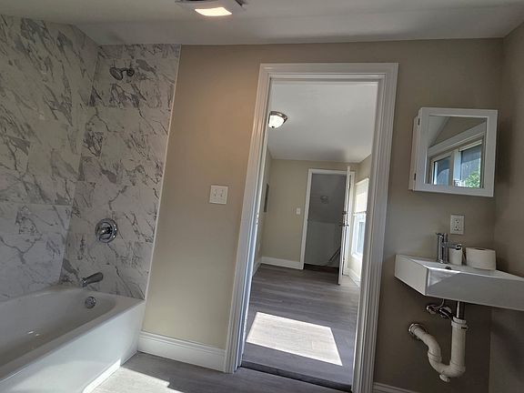 4th image of 1441 Pleasant St #3