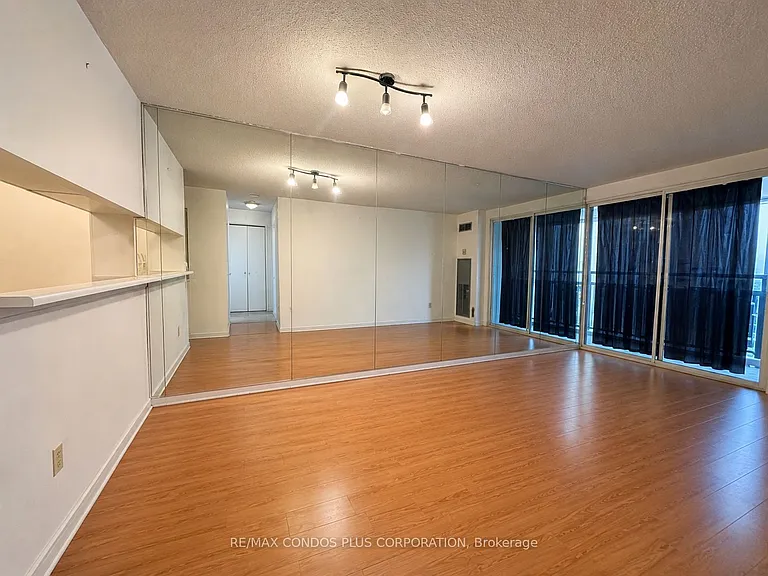 1055 Bay St #508 — Photo 3