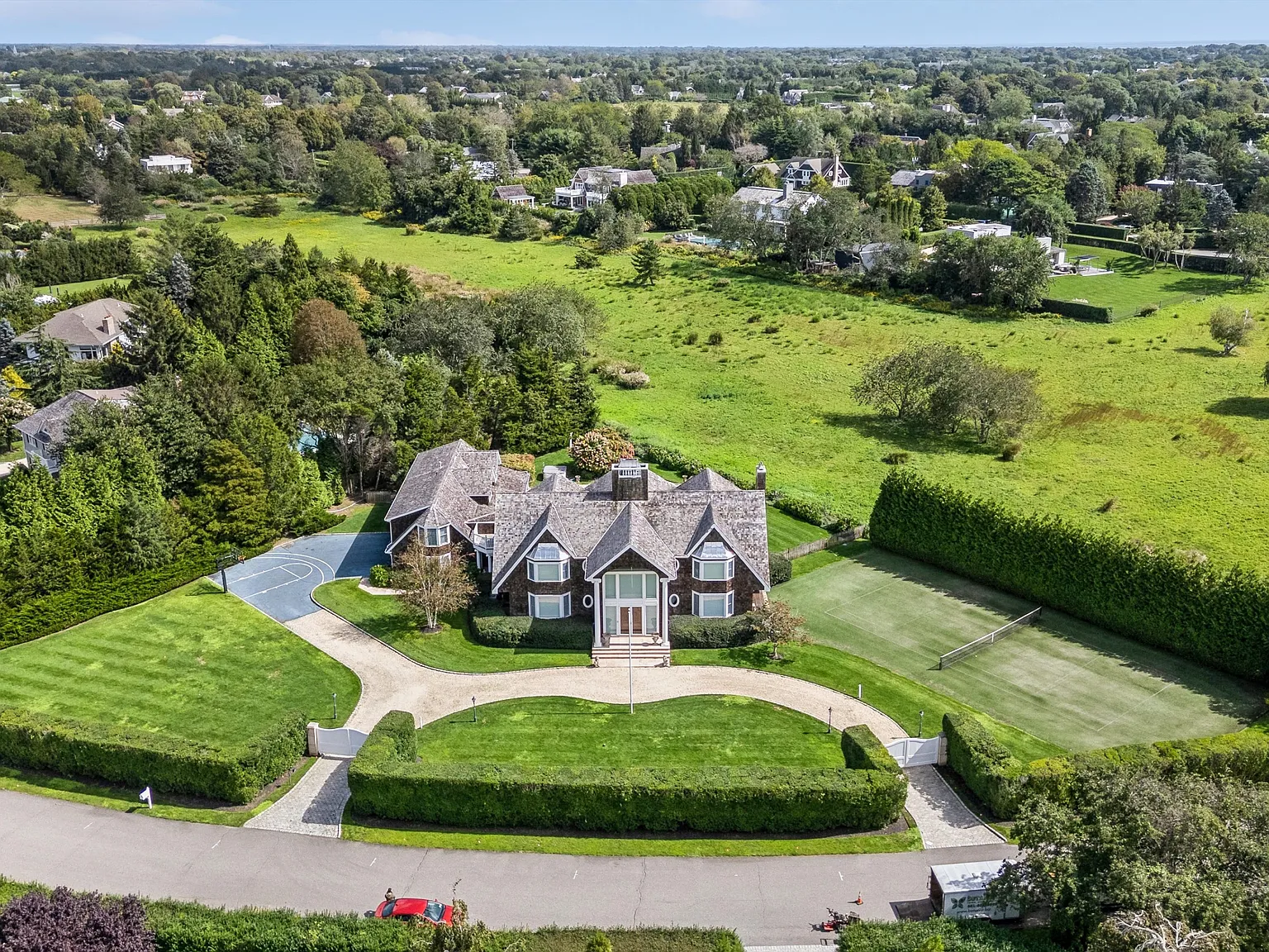 South of the Highway Estate with Pool + Tennis + Dock — Photo 2