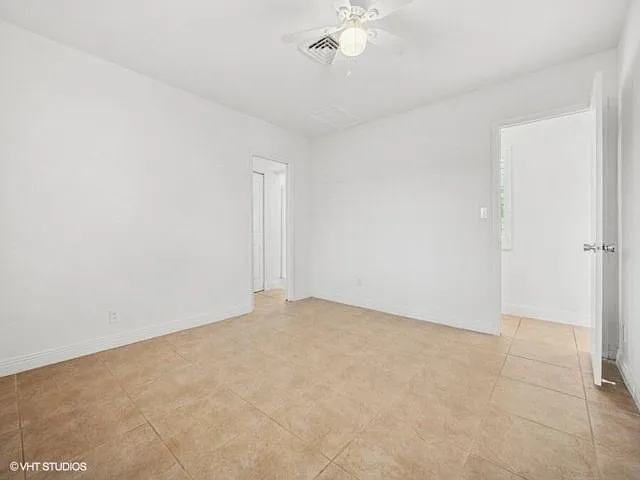 2433 NE 24th St — Photo 20