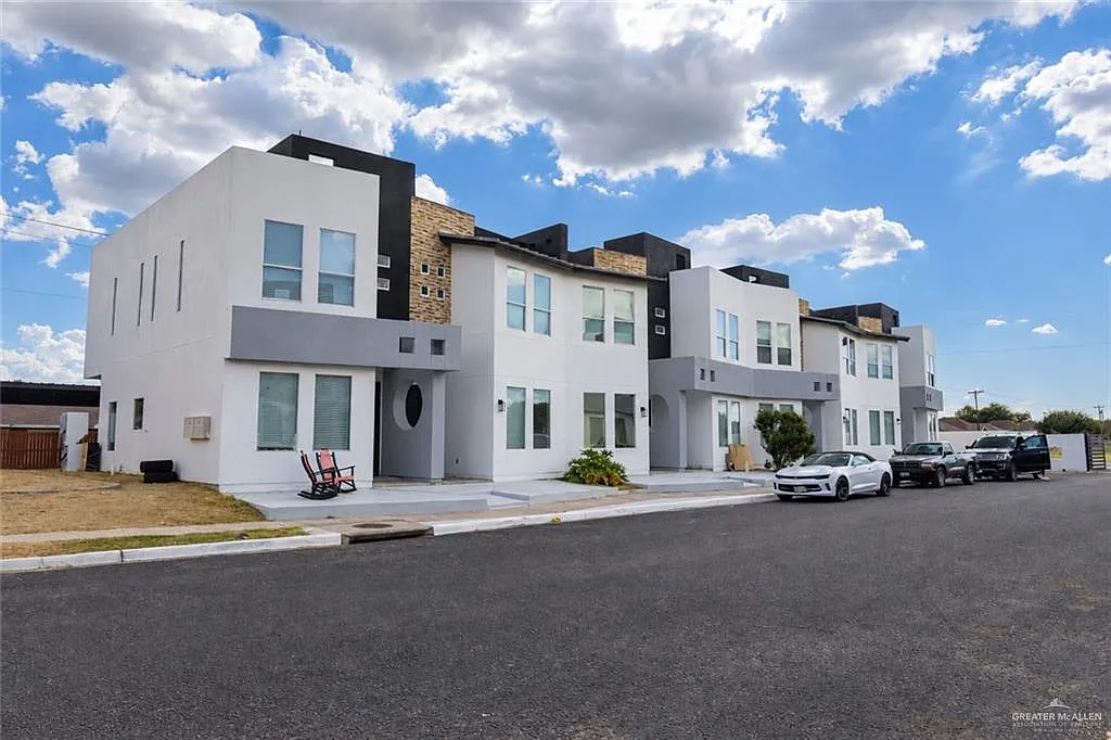 3 bed, 3.0 bath, 22882 sqft, $1,400 — Photo 1