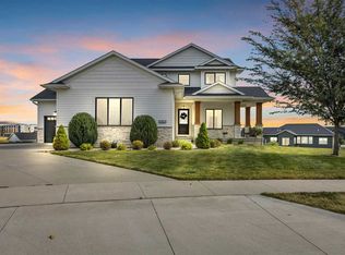 1702 Green Oak Cir, Tiffin, IA