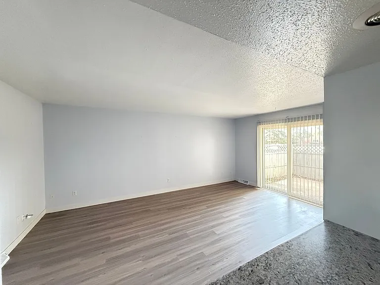 432 Amherst Dr — Photo 25