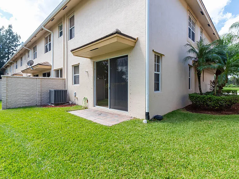 356 SE Bloxham Way — Photo 5