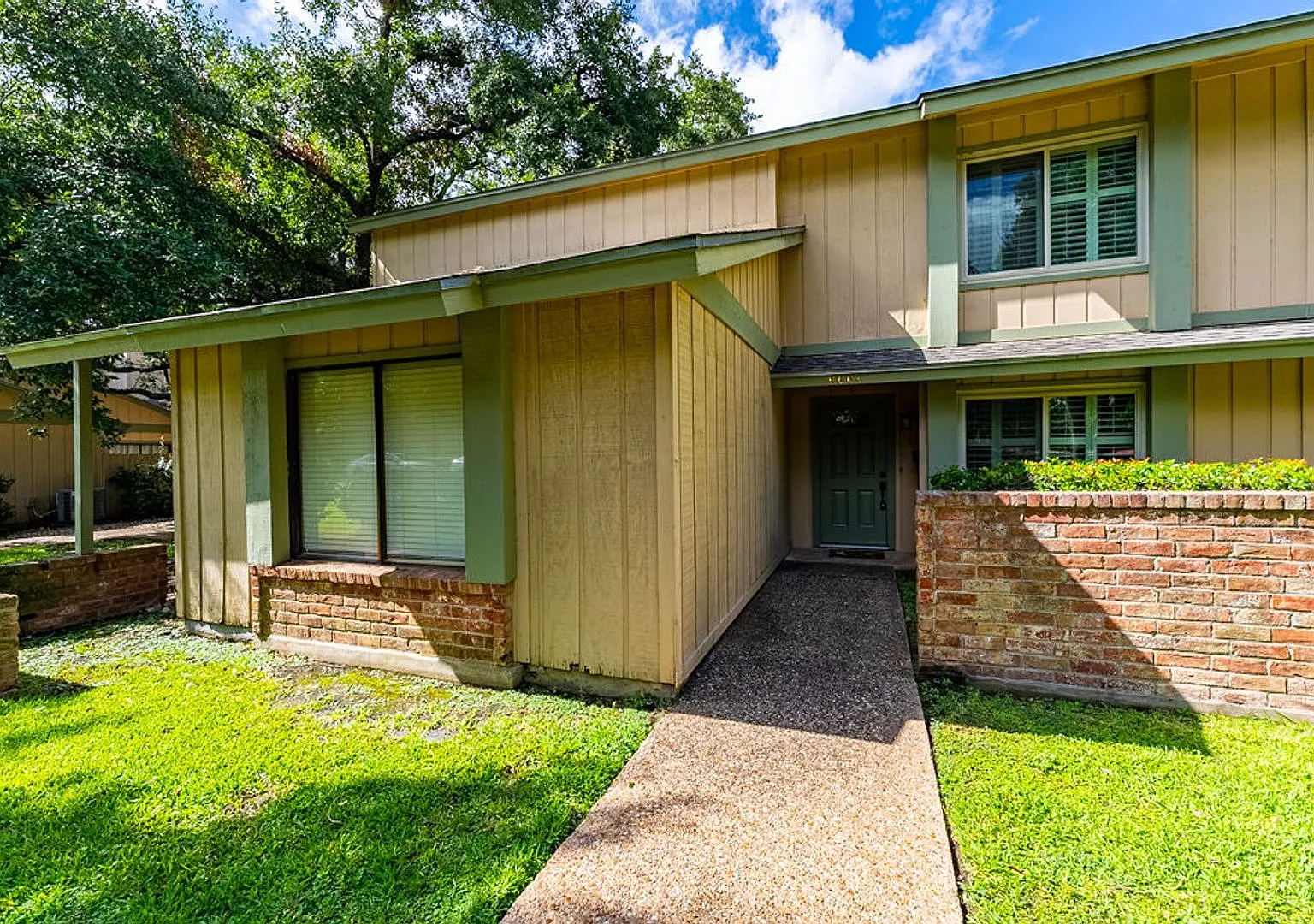 Charming 3 bedroom, 1.5 bathroom Located in North Austin! — Photo 2