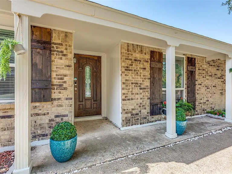 1300 Pioneer Ln — Photo 4