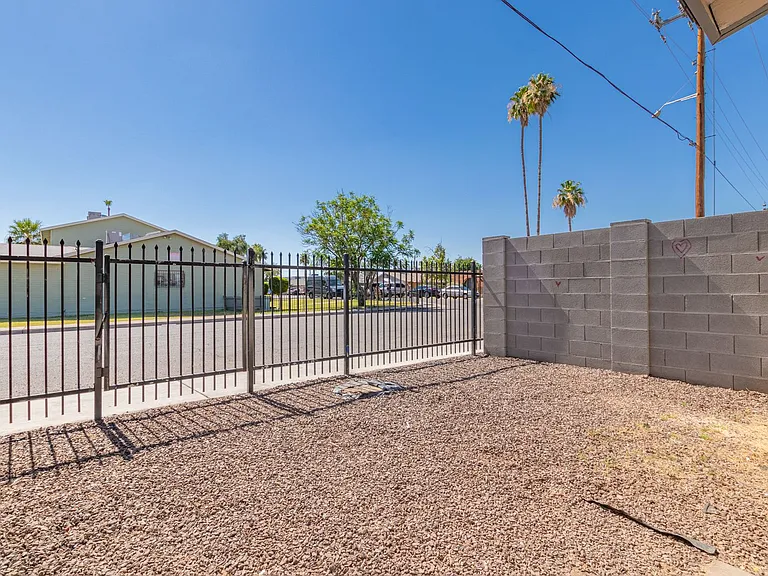 2539 W Pierson St — Photo 24