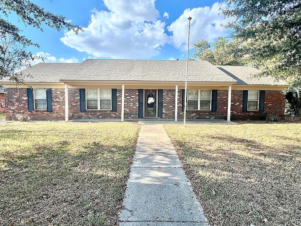 1st image of 121 Plantation Dr