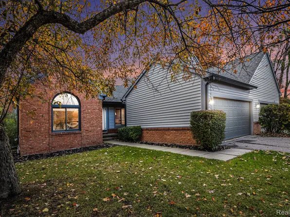 2742 Lochmoor Blvd, Lake Orion, MI 48360
