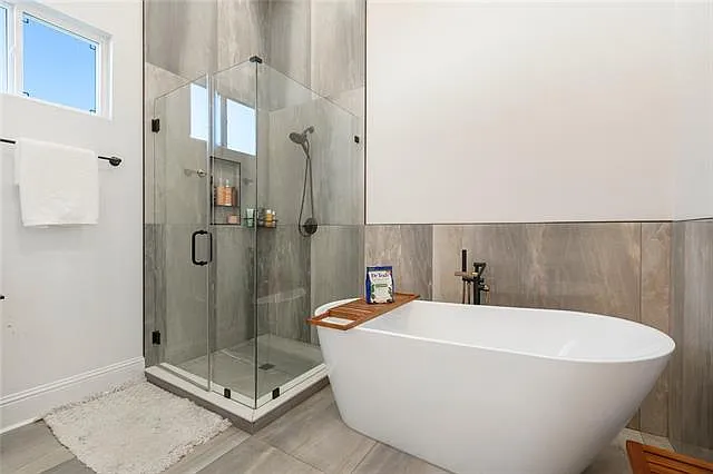 639 Richard St — Photo 9