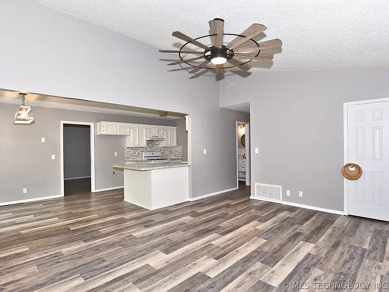 1339 E 138th Pl — Photo 7