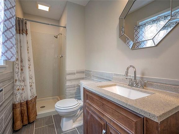 5th image of 13736 Applewood Dr