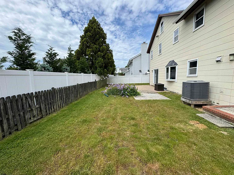 8208 Lagoon Dr — Photo 21