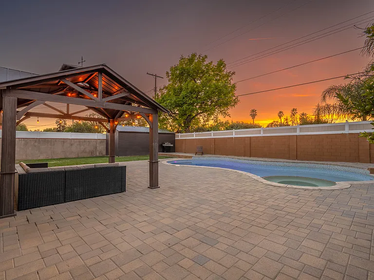10146 Amestoy Ave — Photo 34
