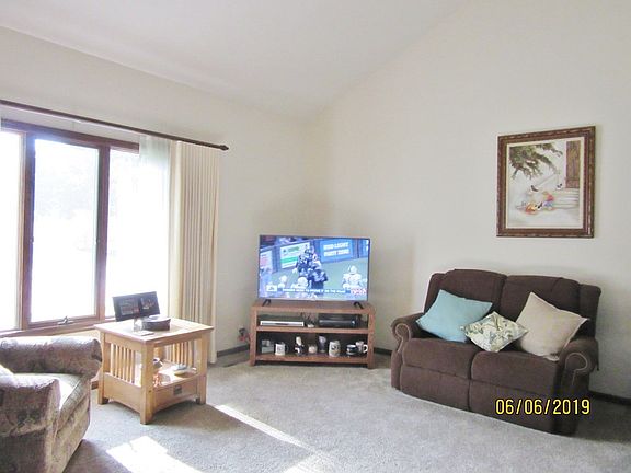 3rd image of 10 Saint James Pl