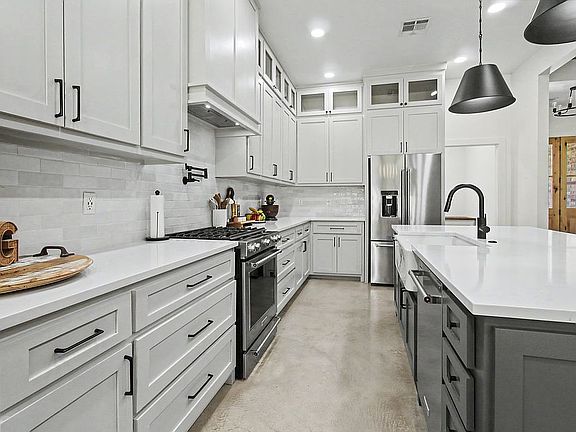 5th image of 1850 Crestview Dr