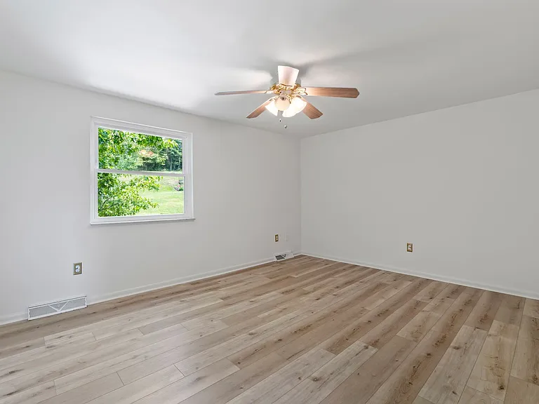 2055 Luehm Ave — Photo 15