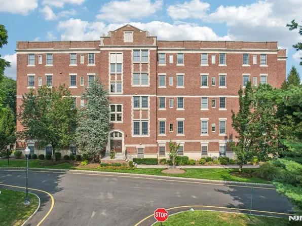 5104 Rio Vista Dr, Mahwah, NJ 07430