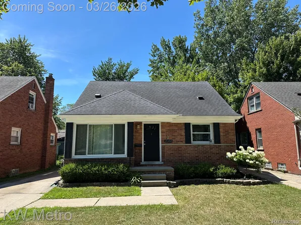 20498 Country Club Dr, Harper Woods, MI 48225