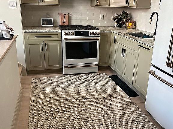 3rd image of 64 E 91st St APT 4