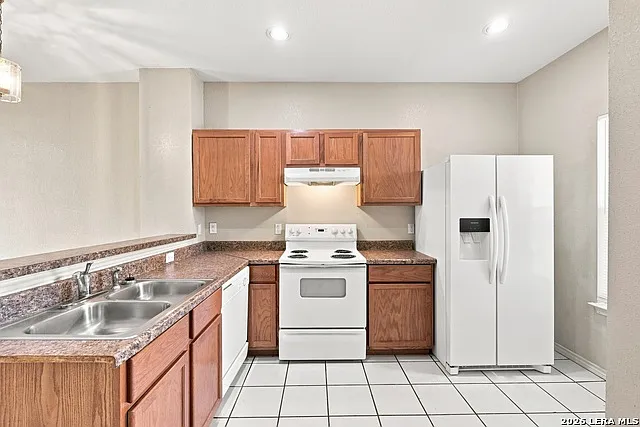 2 bed, 1.5 bath, 2208 sqft, $1,100 — Photo 3