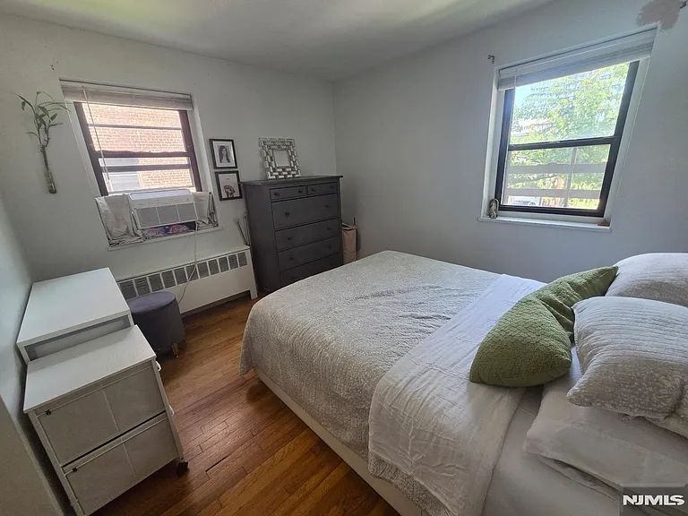 2339 Hudson Ter — Photo 4