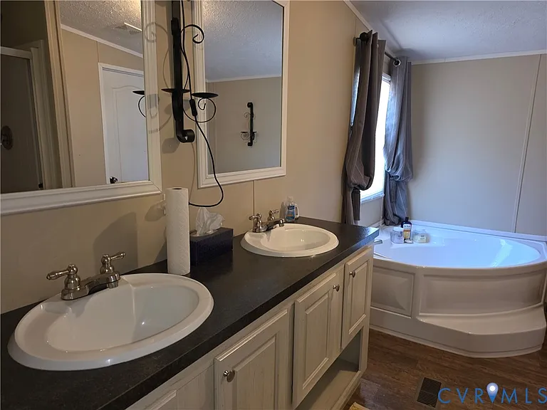 1585 Ullainee Rd — Photo 6