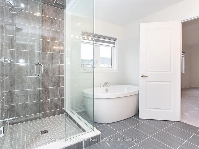 5 Hennessey Cres — Photo 37