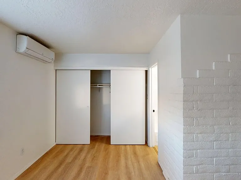Updated and Very Private 1 Bedroom Apt with a Yard — Photo 10