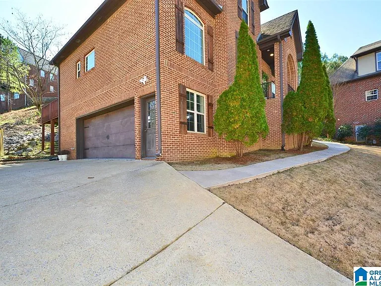 221 Castlehill Dr — Photo 2